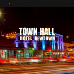 townhallhotelnewtown.com